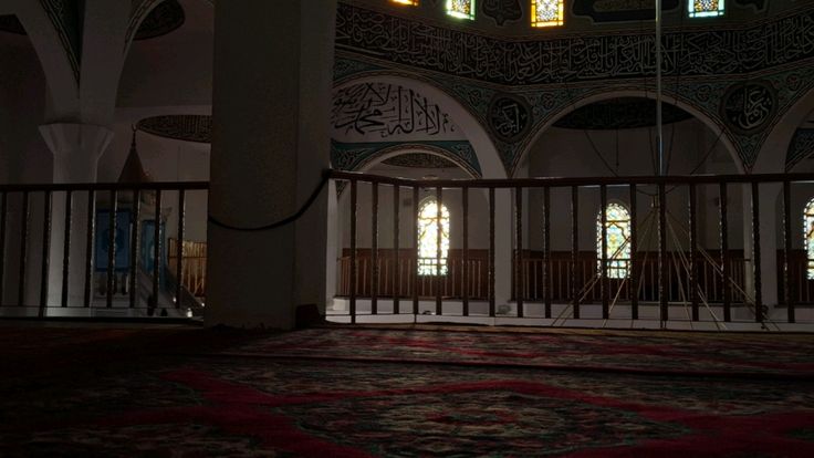 العكوف عند القبور ومجاورتها وسدانتها