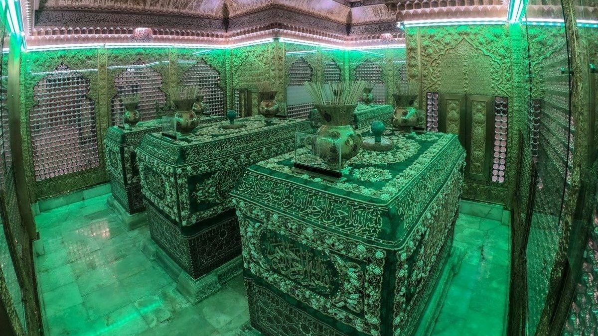 حكم من يأتي إلى قبر نبي أو صالح ويسأله ويستنجد به