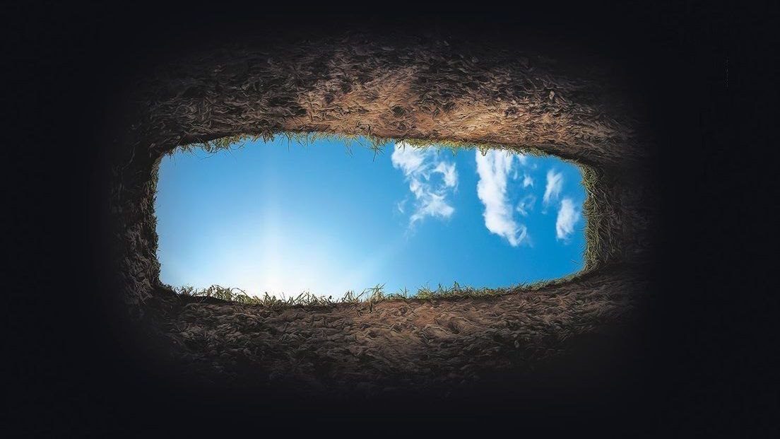 ظلٌّ على نافذةِ القبر