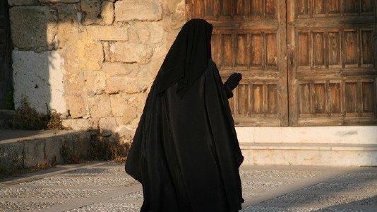 مِن وراءِ حِجاب!