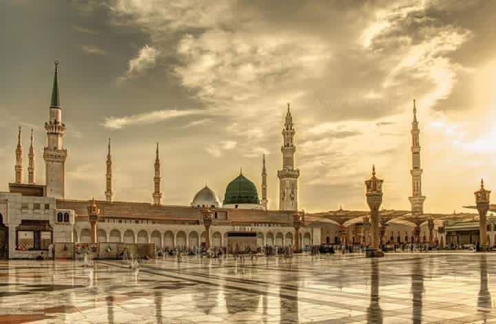 الضابط في تشبه النساء بالرجال في الملبوس، وهل هو بالنسبة إلى ما كان على عهد رسول اللَّه ﷺ، أو كل زمانٍ بحسبه؟