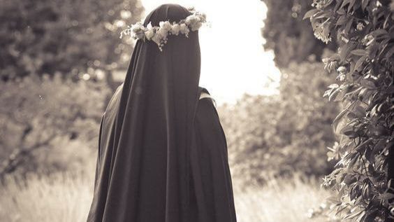 “المرأة المُسلمةُ بينَ الشَّرقِ والغربِ”