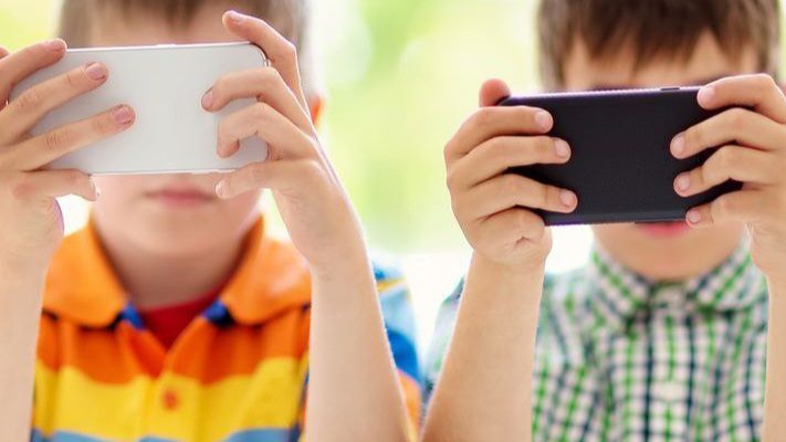 إدمان الشاشات: استعمار صامت للبيوت وتهديد للأسر