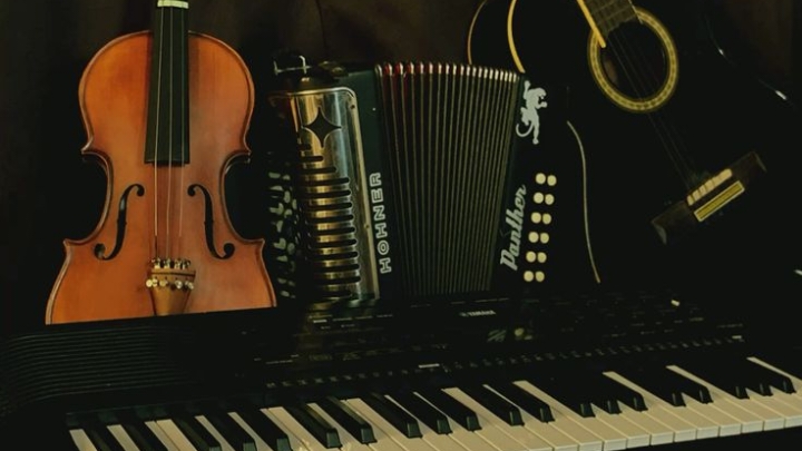 هل الإسلامُ يحرِّمُ الفرَحَ، ويدعو إلى الاكتئابِ؛ بتحريمِهِ للموسيقى والمعازِف؟ولماذا يحرّم العلاج بالموسيقى وقد أثبت العلم فعاليته؟