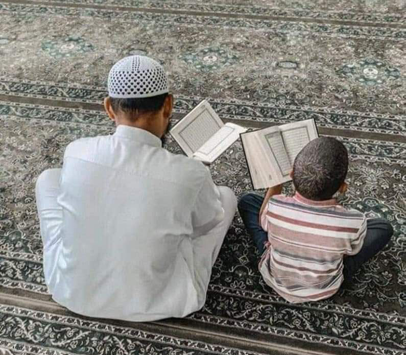 حين يُتلى القرآن… شرفٌ للوالد والمعلم