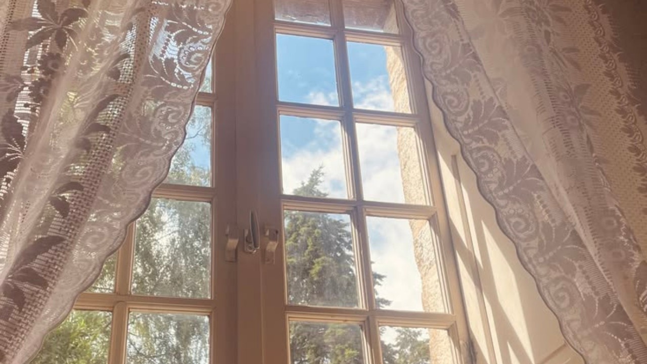 القرار: خير عبادة تقوم بها المسلمة
