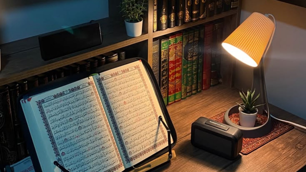 “أبونا آدم سُمّي آدم لأدمته، وأمنا حواء تأنثت من السمرة!”