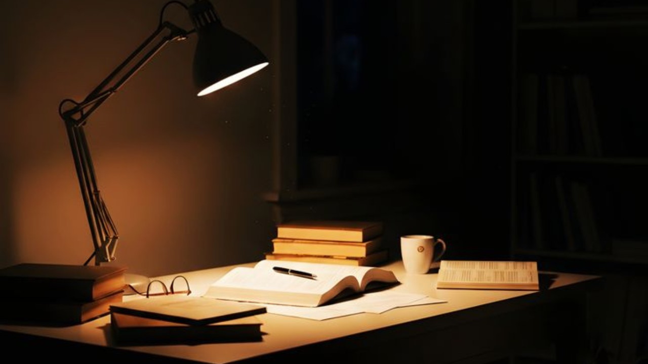 الأمهات ومتابعة مذاكرة الأبناء